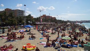 Müll, vermischt mit sanitären Abfällen, häuft sich in der Bucht von Palma. Bei Regen sind die Klärwerke schnell überfordert und ungeklärte Abwässer fließen direkt ins Meer Müll, vermischt mit sanitären Abfällen, häuft sich in der Bucht von Palma. Bei Regen sind die Klärwerke schnell überfordert und ungeklärte Abwässer fließen direkt ins Meer