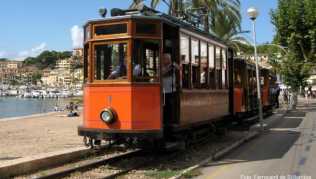 Millionen aus dem EU-Wiederaufbaufonds will Mallorca für den Bau einer neuen Straßenbahn ausgeben. Diese könnte sich die Trasse mit der als «Roter Blitz» bekannten Straßenbahn teilen Millionen aus dem EU-Wiederaufbaufonds will Mallorca für den Bau einer neuen Straßenbahn ausgeben. Diese könnte sich die Trasse mit der als «Roter Blitz» bekannten Straßenbahn teilen