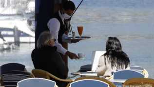 Auf Mallorca soll die Ausgehsperre um eine Stunde nach hinten auf 23.00 Uhr verlegt. Auch Gastronomen dürfen dann zwischen 20.00 und 22.30 Uhr öffnen Auf Mallorca soll die Ausgehsperre um eine Stunde nach hinten auf 23.00 Uhr verlegt. Auch Gastronomen dürfen dann zwischen 20.00 und 22.30 Uhr öffnen