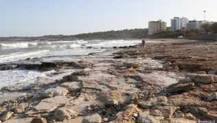 Blick auf den Strand von Cala Millor, der nach dem Unwetter einen Großteil seines Sandes verloren hat Blick auf den Strand von Cala Millor, der nach dem Unwetter einen Großteil seines Sandes verloren hat