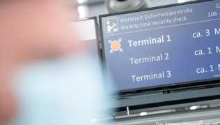 Der Mund-Nasen-Schutz gehört beim Fliegen mittlerweile dazu Der Mund-Nasen-Schutz gehört beim Fliegen mittlerweile dazu