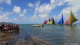 Segeln ist der Nationalsport auf der Insel Mauritius. Vor der Küste von Mahebourg reihen sich die Pirogen zum Start auf - ein sehr einfacher, historischer Schiffstyp Segeln ist der Nationalsport auf der Insel Mauritius. Vor der Küste von Mahebourg reihen sich die Pirogen zum Start auf - ein sehr einfacher, historischer Schiffstyp