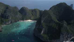 Dicht an dicht: In der Maya Bay auf Koh Phi Phi Leh drängen sich zur Hauptsaison die Boote der Besucher Dicht an dicht: In der Maya Bay auf Koh Phi Phi Leh drängen sich zur Hauptsaison die Boote der Besucher