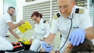 Für kleine Wehwehchen und Notfälle: Auf den meisten Kreuzfahrtschiffen arbeiten mehrere Ärzte und Krankenschwestern. Auf dem Bild behandelt Johannes Babilas (rechts) eine Patientin Für kleine Wehwehchen und Notfälle: Auf den meisten Kreuzfahrtschiffen arbeiten mehrere Ärzte und Krankenschwestern. Auf dem Bild behandelt Johannes Babilas (rechts) eine Patientin