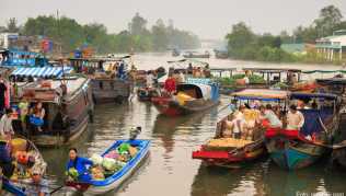Handel auf dem Mekong: Entlang der Route treffen die Touristenboote immer wieder auf sogenannte »Schwimmende Märkte« Handel auf dem Mekong: Entlang der Route treffen die Touristenboote immer wieder auf sogenannte »Schwimmende Märkte«