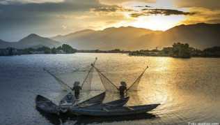 Tief im Süden von Laos, unmittelbar an der Grenze zu Kambodscha, erstreckt sich im Mekong eine einmalige Flusslandschaft Si Phan Don Tief im Süden von Laos, unmittelbar an der Grenze zu Kambodscha, erstreckt sich im Mekong eine einmalige Flusslandschaft Si Phan Don
