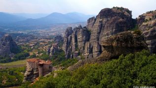 Ein Tagesausflug zu den Metéora-Klöstern lohnt sich. Sie liegen ca. 90 km westlich der Olympischen Riviera Ein Tagesausflug zu den Metéora-Klöstern lohnt sich. Sie liegen ca. 90 km westlich der Olympischen Riviera