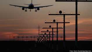 Startende und landende Flugzeuge in der Nähe des Hotels können die Erholung im Urlaub stark schmälern Startende und landende Flugzeuge in der Nähe des Hotels können die Erholung im Urlaub stark schmälern