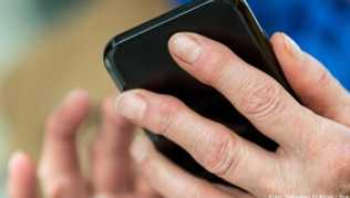 Urlauber können im Ausland auch mit dem Handy bezahlen. Bevor es losgeht, muss jedoch das Auslandslimit der Kreditkarte freigeschaltet sein Urlauber können im Ausland auch mit dem Handy bezahlen. Bevor es losgeht, muss jedoch das Auslandslimit der Kreditkarte freigeschaltet sein
