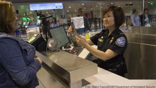 Ankunft in den USA am Flughafen Boston: Die meisten Deutschen sind problemlos mit der Einreisegenehmigung Esta unterwegs Ankunft in den USA am Flughafen Boston: Die meisten Deutschen sind problemlos mit der Einreisegenehmigung Esta unterwegs