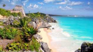 Am Strand von Tulum gingen schon die Maya baden. Im Hintergrund das Schloss, das höchste Gebäude der Stadt, die um 1200 n. Chr. besiedelt wurde Am Strand von Tulum gingen schon die Maya baden. Im Hintergrund das Schloss, das höchste Gebäude der Stadt, die um 1200 n. Chr. besiedelt wurde