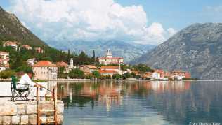 Der hübsche kleine Ort Prc¡anj in der Bucht von Kotor, auf dem Hügel die dominierende Kirche Der hübsche kleine Ort Prc¡anj in der Bucht von Kotor, auf dem Hügel die dominierende Kirche