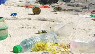 Plastikmüll am Strand von Ko Sichang in Thailand: Reisende können aktiv dazu beitragen, das Müllproblem nicht noch größer zu machen Plastikmüll am Strand von Ko Sichang in Thailand: Reisende können aktiv dazu beitragen, das Müllproblem nicht noch größer zu machen