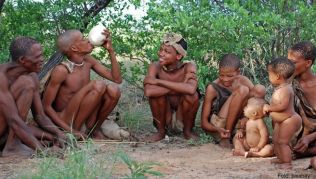 Eine Buschmannfamilie in Namibia Eine Buschmannfamilie in Namibia