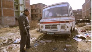 Busse, die älter als 20 Jahre sind, werden in Nepal nun aus dem Verkehr gezogen. Einst hatten sie europäische Besucher in die malerischen Hügelstädte gebracht Busse, die älter als 20 Jahre sind, werden in Nepal nun aus dem Verkehr gezogen. Einst hatten sie europäische Besucher in die malerischen Hügelstädte gebracht