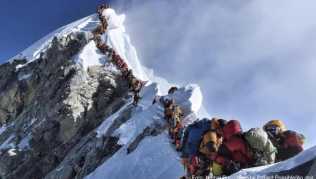 Eine lange Schlange von Bergsteigern steht am Mount Everest Eine lange Schlange von Bergsteigern steht am Mount Everest