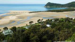 Die Lage könnte schlechter sein: An der Awaroa Bay haben sich Obstbauern Ferienhäuser an den Strand gebaut Die Lage könnte schlechter sein: An der Awaroa Bay haben sich Obstbauern Ferienhäuser an den Strand gebaut