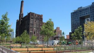 Das Gelände um die ehemalige Zuckerfabrik «Domino Sugar Factory» in Brooklyn ist in den neuen «Domino Park» umgewandelt worden Das Gelände um die ehemalige Zuckerfabrik «Domino Sugar Factory» in Brooklyn ist in den neuen «Domino Park» umgewandelt worden