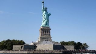 Die Freiheitsstatue in New York ist eine der bekanntesten Sehenswürdigkeiten der Welt Die Freiheitsstatue in New York ist eine der bekanntesten Sehenswürdigkeiten der Welt