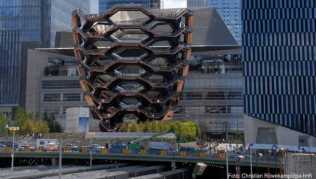 Das neue Viertel Hudson Yards steht auf einer riesigen Plattform, unter der alte Bahnschienen zur Penn Station verlaufen Das neue Viertel Hudson Yards steht auf einer riesigen Plattform, unter der alte Bahnschienen zur Penn Station verlaufen