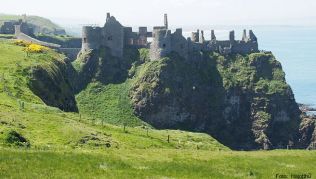 Das Dunluce Castle an der Küste von Antrim in Nordirland Das Dunluce Castle an der Küste von Antrim in Nordirland