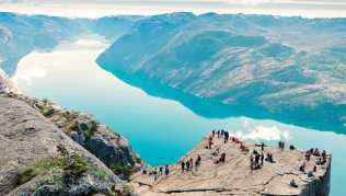 604 Meter fällt die Felskante steil nach unten ab 604 Meter fällt die Felskante steil nach unten ab