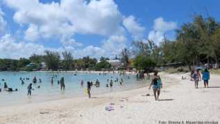 Touristen besuchen den Strand an der Blue Bay Touristen besuchen den Strand an der Blue Bay
