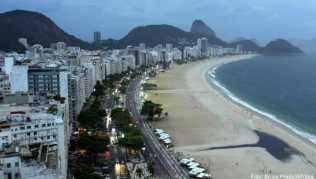 Strand an der Copacabana ist am Silvesterabend nahezu leer. Später wurden die Zugänge im Zusammenhang mit der Corona-Pandemie geschlossen Strand an der Copacabana ist am Silvesterabend nahezu leer. Später wurden die Zugänge im Zusammenhang mit der Corona-Pandemie geschlossen
