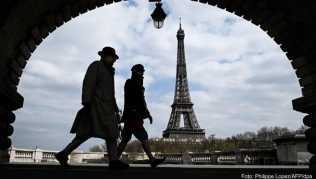 Passanten gehen auf der Brücke «Pont de Bir-Hakeim», mit Blick auf den Eiffelturm Passanten gehen auf der Brücke «Pont de Bir-Hakeim», mit Blick auf den Eiffelturm