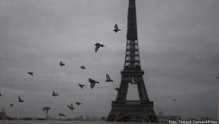 Wegen der Ausgangsbeschränkungen in Frankreich hatte auch der Eiffelturm Ende Oktober geschlossen. Ab dem 16. Dezember sollen Besuche wieder möglich sein Wegen der Ausgangsbeschränkungen in Frankreich hatte auch der Eiffelturm Ende Oktober geschlossen. Ab dem 16. Dezember sollen Besuche wieder möglich sein
