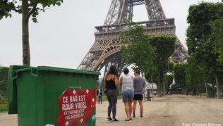 Kampf gegen Verschmutzung: Im Parc du Champs du Mars im Schatten des Eiffelturms stehen in regelmäßigen Abständen große grüne Müllcontainer Kampf gegen Verschmutzung: Im Parc du Champs du Mars im Schatten des Eiffelturms stehen in regelmäßigen Abständen große grüne Müllcontainer