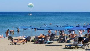 Im Urlaub nur am Hotel-Strand liegen wie hier auf Rhodos - das ist genau das, was viele Millennials nicht wollen Im Urlaub nur am Hotel-Strand liegen wie hier auf Rhodos - das ist genau das, was viele Millennials nicht wollen