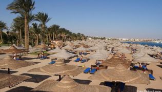 Relaxen am Roten Meer: Die Nachfrage nach Ägypten ist bei Neckermann und Thomas Cook stark gestiegen - hier der Strand in der Makadi Bucht Relaxen am Roten Meer: Die Nachfrage nach Ägypten ist bei Neckermann und Thomas Cook stark gestiegen - hier der Strand in der Makadi Bucht