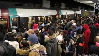 Pendler in Paris warten darauf, eine U-Bahn zu erwischen Pendler in Paris warten darauf, eine U-Bahn zu erwischen
