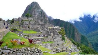 Inkaruinen in den Bergen: Machu Picchu ist eine der berühmtesten Sehenswürdigkeiten Südamerikas. Reisende erreichen die Stadt von Cusco aus über Aguas Caliente Inkaruinen in den Bergen: Machu Picchu ist eine der berühmtesten Sehenswürdigkeiten Südamerikas. Reisende erreichen die Stadt von Cusco aus über Aguas Caliente