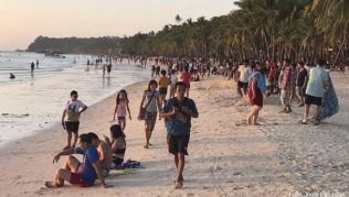 Sonnenuntergang am Strand von Boracay: Die einst zur «schönsten Insel der Welt» gekürte Insel war wegen Umweltschäden für ein halbes Jahr geschlossen Sonnenuntergang am Strand von Boracay: Die einst zur «schönsten Insel der Welt» gekürte Insel war wegen Umweltschäden für ein halbes Jahr geschlossen