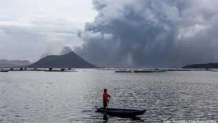 Der Vulkan Taal auf der philippinischen Hauptinsel Luzon etwa 66 Kilometer südlich von Manila spuckt Lava und Asche aus. Möglicherweise steht ein Ausbruch bevor Der Vulkan Taal auf der philippinischen Hauptinsel Luzon etwa 66 Kilometer südlich von Manila spuckt Lava und Asche aus. Möglicherweise steht ein Ausbruch bevor