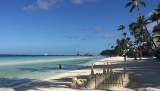 Ist Philippinen-Insel Boracay ist laut dem Präsidenten Rodrigo Duterte mittlerweile zu einer »Kloake« verkommen. Nun wird sie für mindestens sechs Monate geschlossen Ist Philippinen-Insel Boracay ist laut dem Präsidenten Rodrigo Duterte mittlerweile zu einer »Kloake« verkommen. Nun wird sie für mindestens sechs Monate geschlossen