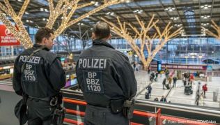 Nach Hinweisen auf Ausspähversuche sind die Sicherheitsmaßnahmen an mehreren deutschen Flughäfen verstärkt worden Nach Hinweisen auf Ausspähversuche sind die Sicherheitsmaßnahmen an mehreren deutschen Flughäfen verstärkt worden