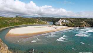 Der Strand von Odeceixe liegt auf einer Landzunge zwischen dem Atlantischen Ozean und dem Fluss Ribeira de Seixe Der Strand von Odeceixe liegt auf einer Landzunge zwischen dem Atlantischen Ozean und dem Fluss Ribeira de Seixe