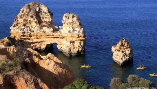 Bewegung statt Faulenzen: Die berühmte Felsküste Ponta da Piedade kann man auch aktiv kennenlernen Bewegung statt Faulenzen: Die berühmte Felsküste Ponta da Piedade kann man auch aktiv kennenlernen