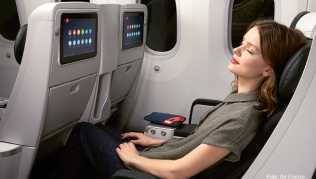 Eine Passagierin der Premium Economy von »Air France« genießt den größeren Sitzkomfort Eine Passagierin der Premium Economy von »Air France« genießt den größeren Sitzkomfort