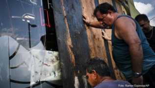 Männer auf Puerto Rico verbarrikadieren die Fenster eines Ladens. Sie bereiten sich damit auf das Eintreffen des Tropensturms »Dorian« vor Männer auf Puerto Rico verbarrikadieren die Fenster eines Ladens. Sie bereiten sich damit auf das Eintreffen des Tropensturms »Dorian« vor