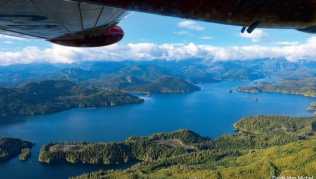 Ein Blick auf die Königin-Charlotte-Straße (Queen Charlotte Strait) zwischen Vancouver Island und dem Festland im Westen Kanadas Ein Blick auf die Königin-Charlotte-Straße (Queen Charlotte Strait) zwischen Vancouver Island und dem Festland im Westen Kanadas