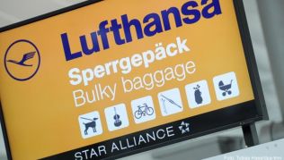 Wer zum Beispiel sein Fahrrad mit dem Flugzeug transportieren möchte, ist am Sperrgepäckschalter richtig Wer zum Beispiel sein Fahrrad mit dem Flugzeug transportieren möchte, ist am Sperrgepäckschalter richtig