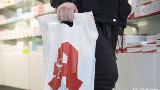 Vor dem Urlaub geht der Weg besser nochmal in die Apotheke. Denn manche Medikamente sind in anderen Ländern nicht verfügbar Vor dem Urlaub geht der Weg besser nochmal in die Apotheke. Denn manche Medikamente sind in anderen Ländern nicht verfügbar