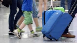 Auf den deutschen Flughäfen wird es zum Ferienstart voll. Veraltete Verfahren bei der Personenkontrolle könnten für lange Wartezeiten sorgen. Auf den deutschen Flughäfen wird es zum Ferienstart voll. Veraltete Verfahren bei der Personenkontrolle könnten für lange Wartezeiten sorgen.