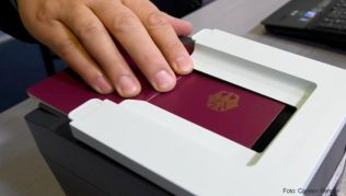 Einzelne Fluggesellschaften verweigerten in der Vergangenheit Passagieren mit vorläufigem Reisepass die Einreise nach Kuba. Vor der Reise also besser das Ablaufdatum überprüfen Einzelne Fluggesellschaften verweigerten in der Vergangenheit Passagieren mit vorläufigem Reisepass die Einreise nach Kuba. Vor der Reise also besser das Ablaufdatum überprüfen