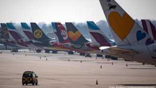 Geparkte Flugzeuge am Airport Düsseldorf - der Luftverkehr ist wegen Corona eingebrochen Geparkte Flugzeuge am Airport Düsseldorf - der Luftverkehr ist wegen Corona eingebrochen