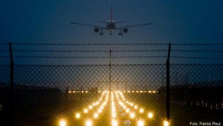 Es kann vorkommen, dass durch das Nachtflugverbot Verspätungen eintreten. Passagieren steht dann eine Entschädigung zu Es kann vorkommen, dass durch das Nachtflugverbot Verspätungen eintreten. Passagieren steht dann eine Entschädigung zu